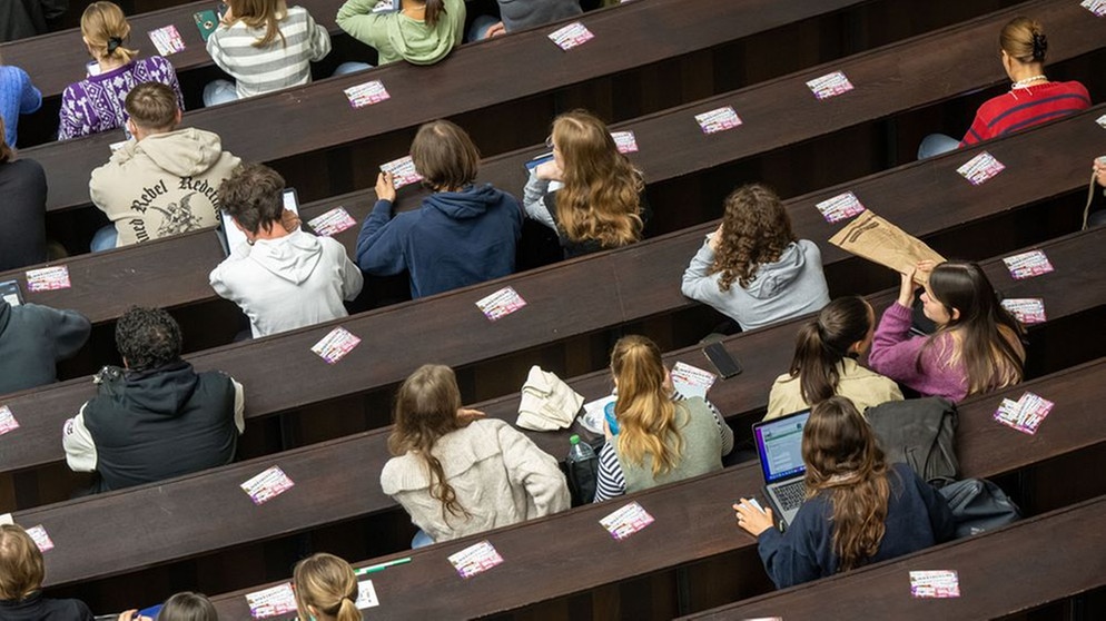 München: Studenten nehmen an einer Veranstaltung im Audimax der Ludwig-Maximilians-Universität teil. | Bild: dpa-Bildfunk/Peter Kneffel